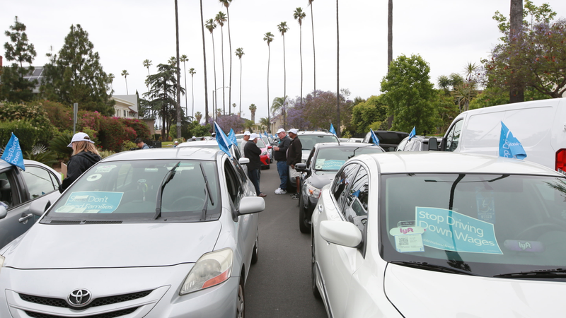 Illustration for article titled Uber and Lyft Drivers Strike Alongside Fast Food Workers in LA, Demand $30 Minimum Wage